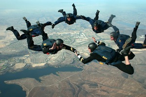 skydivers-gec90cb975_640.jpg